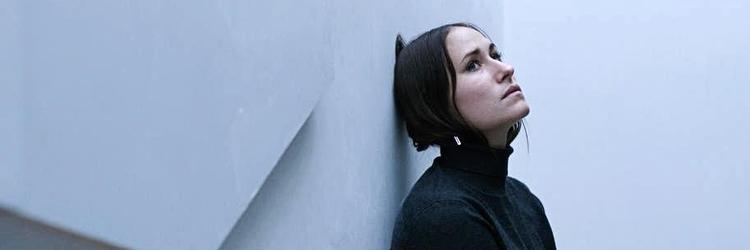 Rosalinda Mynster spiller hovedrollen som den unge kvinde, der har brug for at slikke nogle sår i ensomhed i 'Atelier'.  