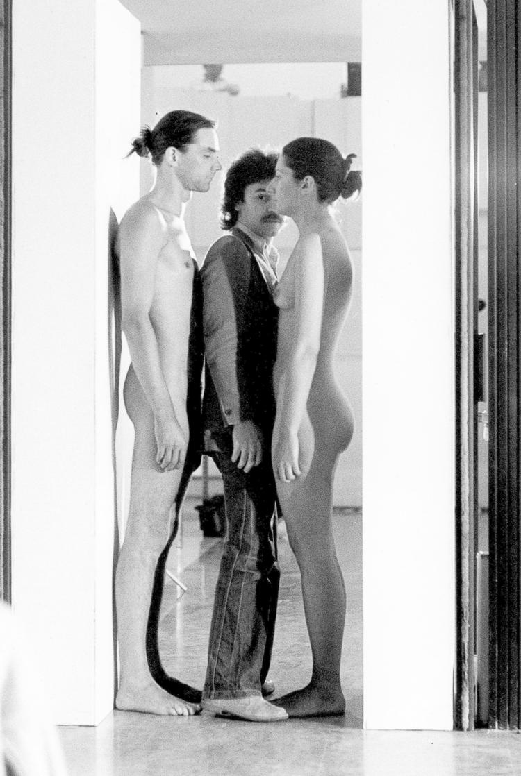 På trods af at Louisiana har et par levende og helt nøgne mennesker stående, som her vist i værket ’Imponderabilia’ fra en tidligere udstilling, er der en vis berøringsangst over museets visning af Marina Abramovic’ mange erotiske værker. 