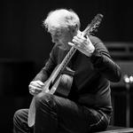 77-årige Ralph Towner er en amerikansk historiefortæller med masser af ideer, som han holder sammen med sin stærke formsans. 