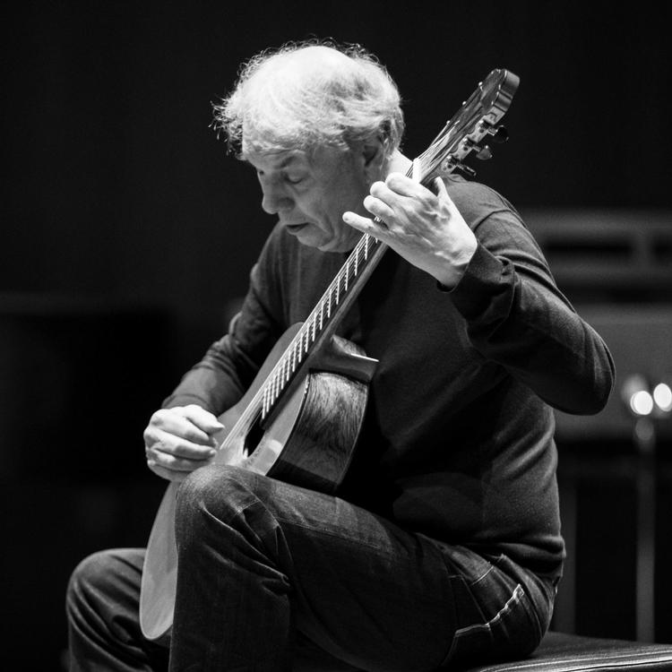 77-årige Ralph Towner er en amerikansk historiefortæller med masser af ideer, som han holder sammen med sin stærke formsans. 