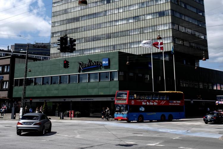 »Vi kan med sikkerhed fastslå, at farven er korrekt«, lyder det fra Weenas-gruppen, der ejer SAS-hotellet, som har fået restaureret den nederste del. »En synd i arkitektens abc«, »udført på en tarvelig og uprofessionel måde«, lyder det fra arkitekter. 