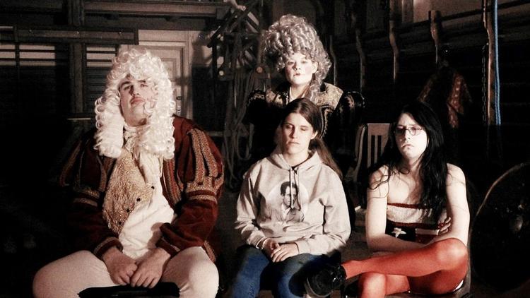 Det vigtige i Jesper Dalgaards film er de fire mennesker, deres fælles drama og de billeder, Dalgaard og fotografen Valdemar Cold Winge Leisner skaber ud fra rollespillet. 