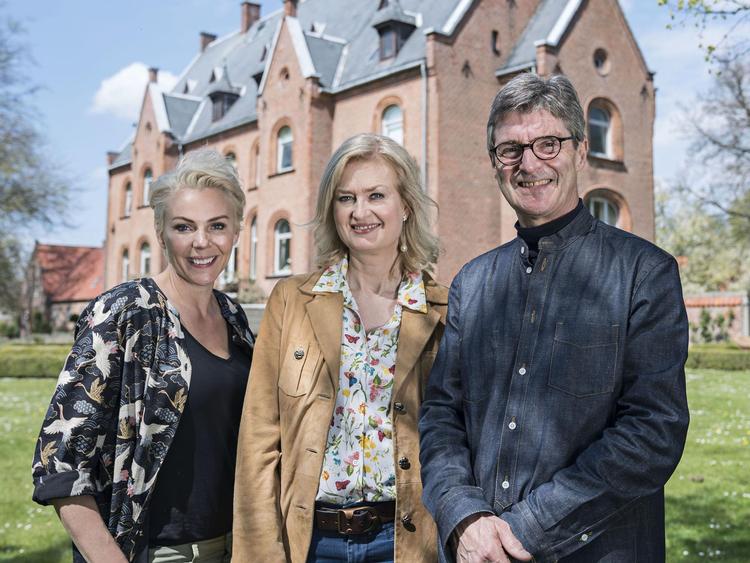 Vært Lene Beier sammen med Susanne og Erik Vind, der bor på Sanderumgaard ved Odense. 