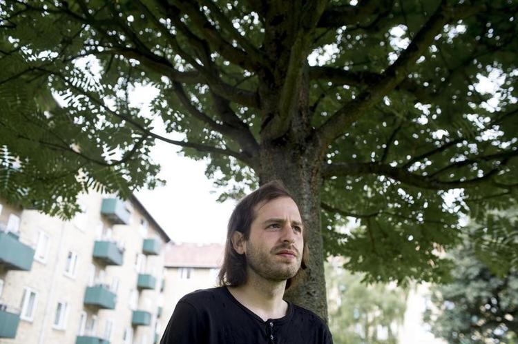 Efter tre romaner er det vist på tide, at Jonas Suchanek »finder på noget smart«! 