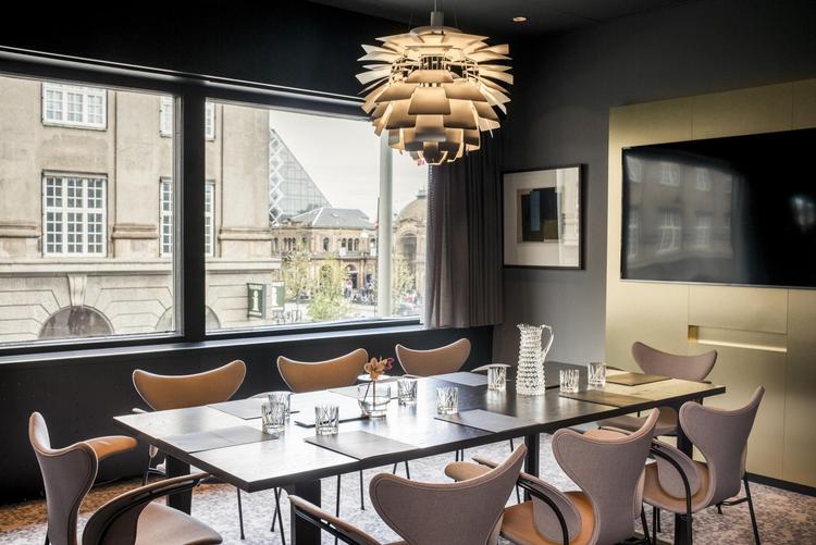 Møderum, lobby og snart også restauranten er ved at få et løft på SAS-hotellet. Her er det et møderum, hvor Jacobsens Lilje-stole flankerer et arbejdsbord, skabt af nutidige Cecilie Manz. 