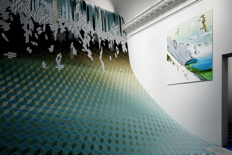 Blandt værkerne på Charlottenborg møder man blandt andet også det tæppebeklædte gulv, der rejser sig i en kæmpebølge, og som tidligere på året kunne ses i Galleri Bo Bjerggaard – bare meget større. 