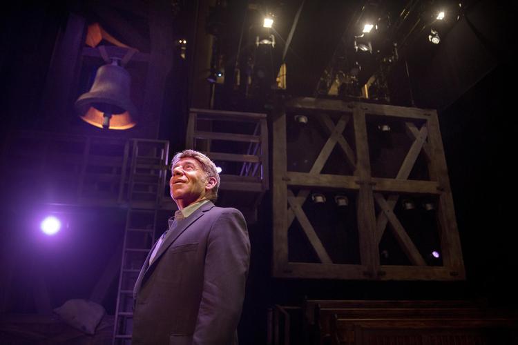 Stephen Schwartz, der skrev ’Klokkeren fra Notre Dame’ til Disney og senere til scenen, beser for første gang kulissen til den version, der spiller på Det Kgl. Teater i København. 