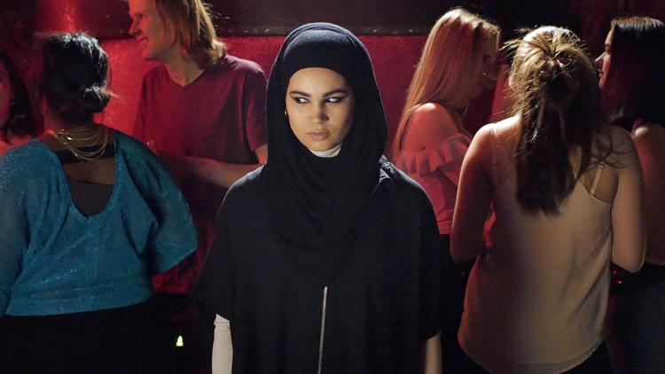 Sana bliver med sin tro den, der står uden for vennegruppen, men serien stiller hende også helt uden for ’Skam’-filosofien, der giver unge ret til at rode rundt og lave fejl. 