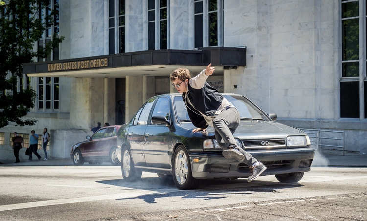 Baby (Ansel Elgort ) er nok ganske ung, men han er en ren djævel bag et rat. 
