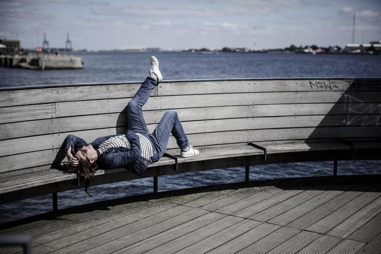 Tina Gylling Mortensen er træt af bytrafikken, hvor hverken cyklister eller bilister respekterer rødt lys. Anderledes dejligt og roligt har hun det om bord på havnebussen, som hun pendler med til arbejdet på Den Danske Scenekunstskole. Ofte tager hun ned til stoppestedet i god tid for at hænge ud ved vandet. 