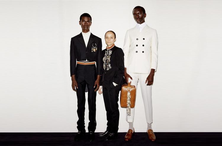 Grace Wales Bonner (i midten) finder ofte sin modeller på gaden i Østlondon, hvor hun arbejder. To af dem var med, da hun modtog den prestigefulde LVMH-pris for unge designere. 