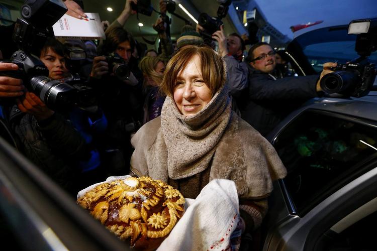 Svetlana Aleksijevitj er kommet i modvind efter nogle udtalelser i et interview, hun ikke ville have offentliggjort. Her modtages hun af en større folkemængede, da hun kom tilbage til Hviderusland efter at have været til nobelfest i Stockholm. 