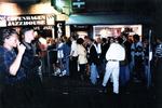 Kø foran Copenhagen JazzHouse i 1992. Det var et ungt klientel, der ventede på at overtage lokalerne, mens jazzen spillede færdig i kælderen. 