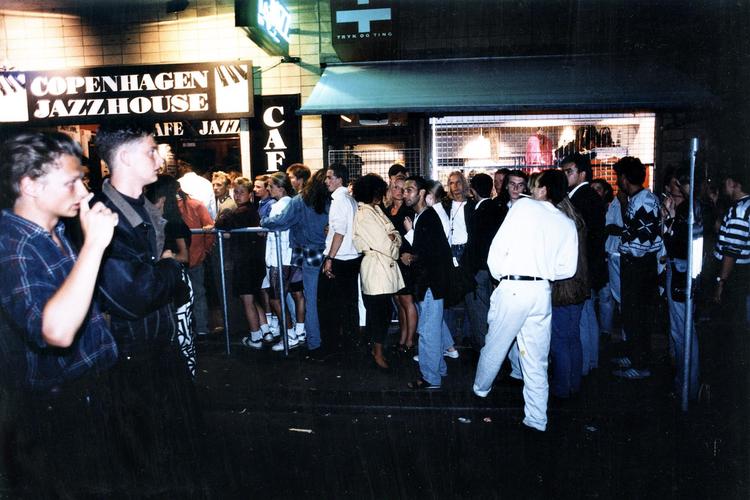 Kø foran Copenhagen JazzHouse i 1992. Det var et ungt klientel, der ventede på at overtage lokalerne, mens jazzen spillede færdig i kælderen. 