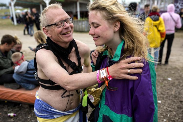 Johanna hjælper trofast sin far gennem hans første uge på Roskilde Festivalen. Men ved nøgenløbet i Dream City om torsdagen går grænsen, selvom hendes far prøver at presse hende. 