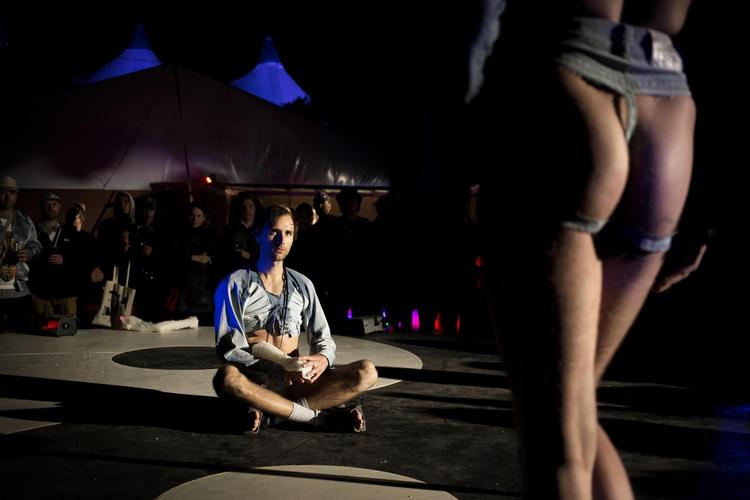 Det var perfekt stormomsust og snublende natten til torsdag med Young Boy Dancing Group i Klub Rå. Poseret, men blødt som gruppesex på Instagram. Klub Rå er et eksempel på en helt anderledes måde at lave festival på. 