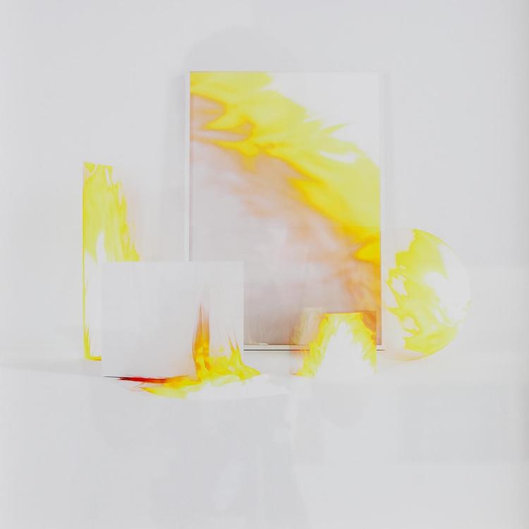 Jesper Carlsen har fusioneret den digitale teknik med et af kunstens ældste genremotiver: nature morte. Rent digitalt er opstillingen iklædt forskellige stoflighed. 
Foto: Martin Asbæk Galleri. 