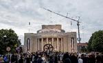 De tre ikoniske bogstaver, der i årevis har mindet om, at Volksbühne stod i det gamle DDR, løftes op af en kran og fjernes fra teatret, der nu også har sagt farvel til sin tidligere leder fra Østberlin, Frank Castorf. 