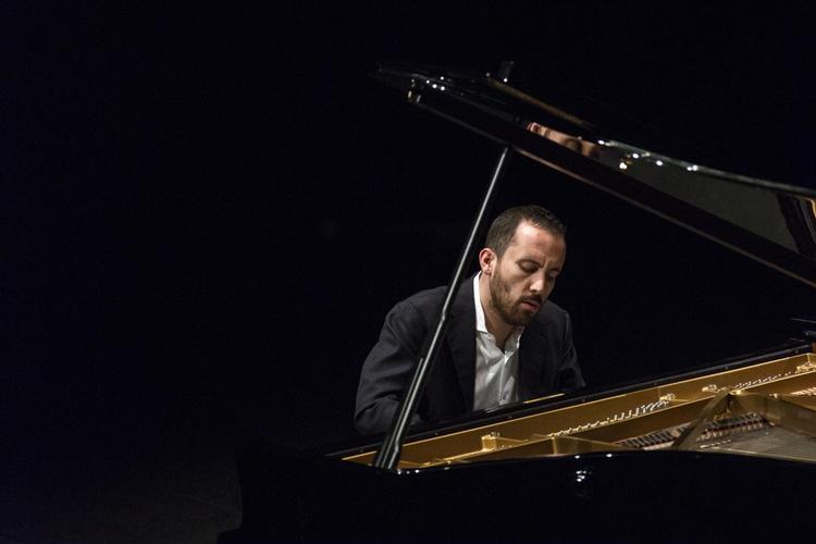 Også de mange farver, der kan trylles frem på et flygel, havde Igor Levit overskud til at lege med, da han spillede Bach solo i Tivoli. 