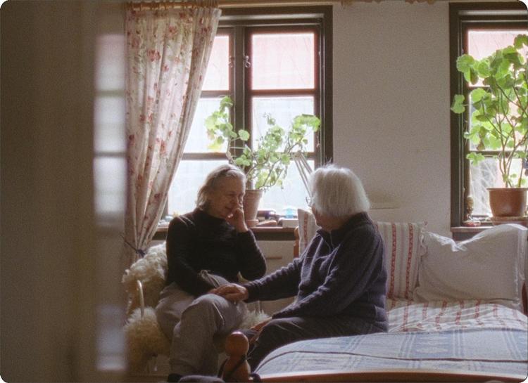 Pia er 62 og udviklings-hæmmet og bor sammen med sin 84-årige mor. 