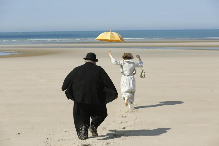 Turisterne forsvinder, og politimester Machin må på stranden. 