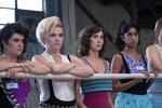Alison Brie (tredje fra venstre) spiller hovedpersonen Ruth Wilder i tv-serien om The Gloriuous Ladies of Wrestling, ’GLOW’. I andre roller ses Kia Stevens og Ellen Wong. 