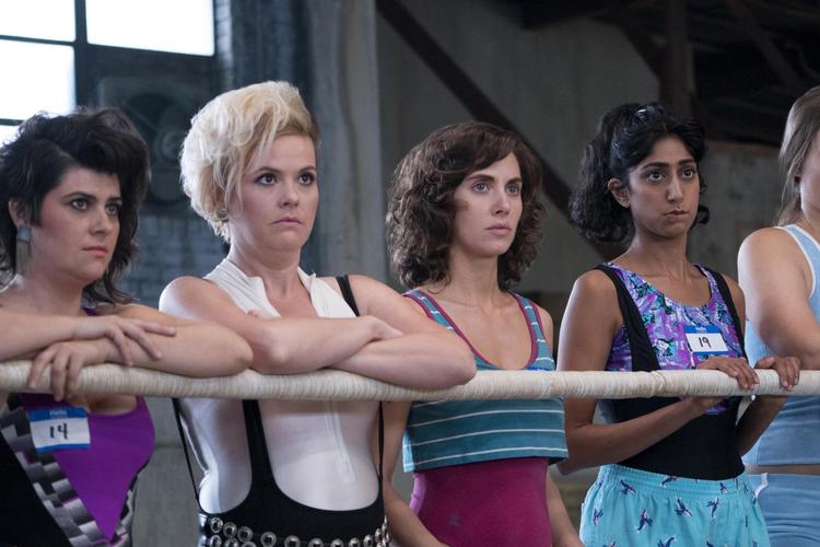 Alison Brie (tredje fra venstre) spiller hovedpersonen Ruth Wilder i tv-serien om The Gloriuous Ladies of Wrestling, ’GLOW’. I andre roller ses Kia Stevens og Ellen Wong. 
