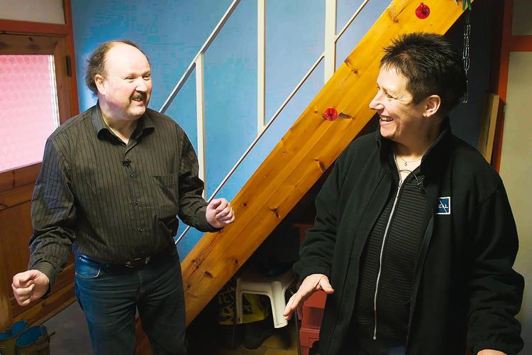 Michael H. Larsen skal sælge sit hus i Aakirkeby, og han får hjælp af ejendomsmægler Gurli Hansen. 
