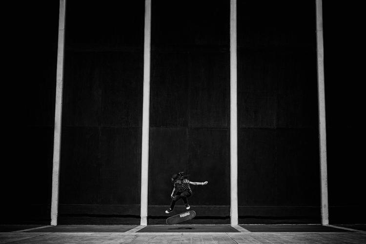 Den kvindelige skater Eugenia Ginepro laver et 'kickflip' i Buenos Aires. 