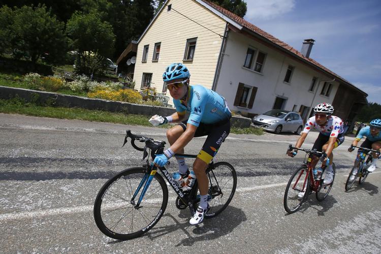 Et nyt hold af Tour de France-kommentatorer på TV 2 følger flittigt med i bl.a. danske Jacob Fuglsangs kørsel. 