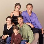 Historien om Salinger-familien sættes spektakulært og tragisk i gang med begge forældres død – de fem søskende må klare sig selv. 