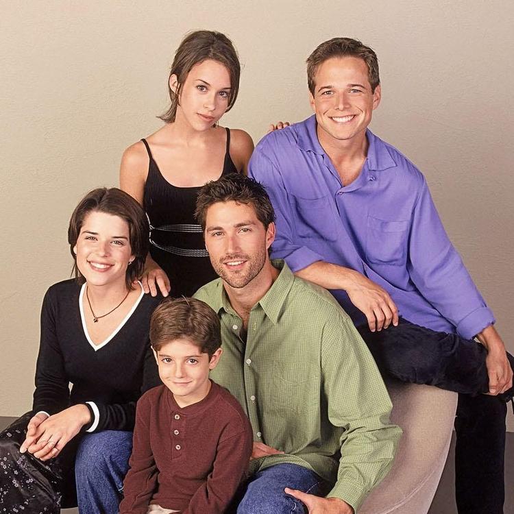 Historien om Salinger-familien sættes spektakulært og tragisk i gang med begge forældres død – de fem søskende må klare sig selv. 