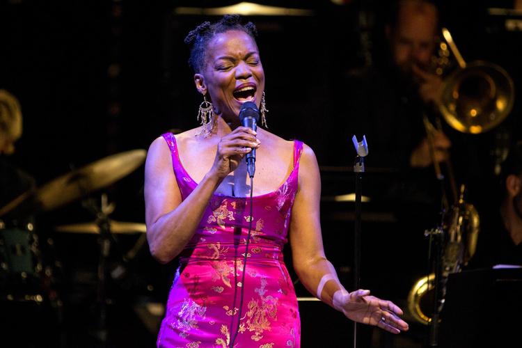 Aftenens to divaer, der sang en lang række sange fra Ella Fitzgeralds enorme repertoire, var den amerikanske sanger Nnenna Freelon og danske Sinne Eeg. 