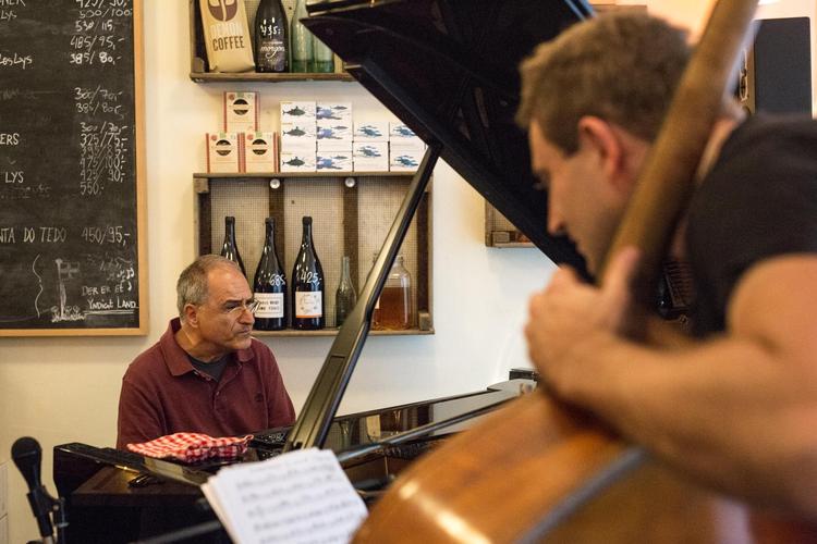 Enrico Pieranunzis klaverspil blomstrede frit med Thomas Fonnesbæks bas som jordforbindelse. 