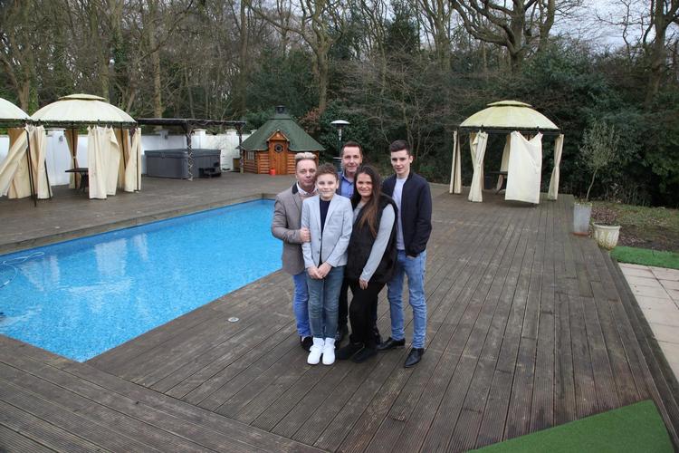 Tony og Barrie Drewitt-Barlow, her med tre af deres fem børn, er britiske rigmandsberømtheder. 