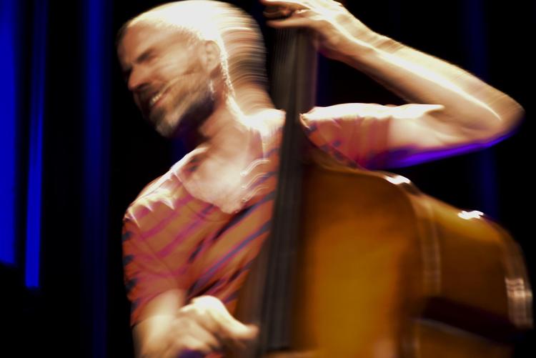 Bassisten Chris Morrissey var en af de mange musikere, der skabte musik i nuet. Han var en del af trommeslageren Mark Guilianas kvartet under årets festival. 