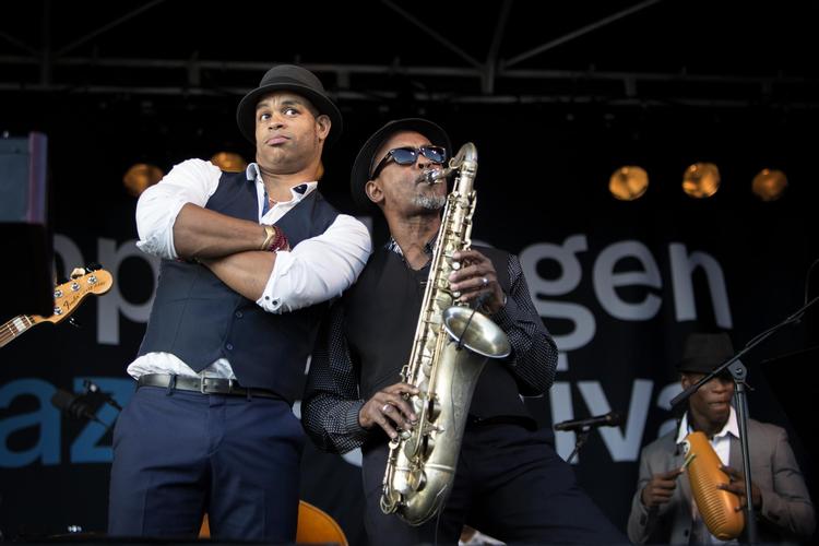 Roberto Fonseca (tv.) var åbenlyst mere interesseret i at lave dansefest end at levere udsøgt musik. 