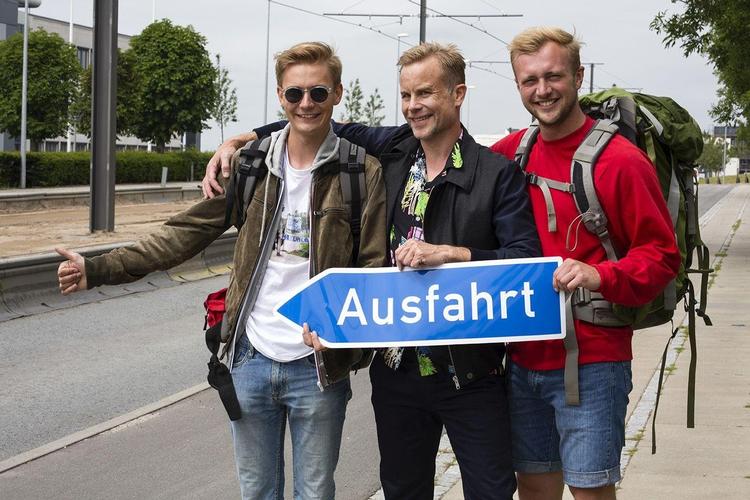 DR 2-vært Kasper Harboe (i midten) tager seerne med sydpå til vore tyske naboer. 