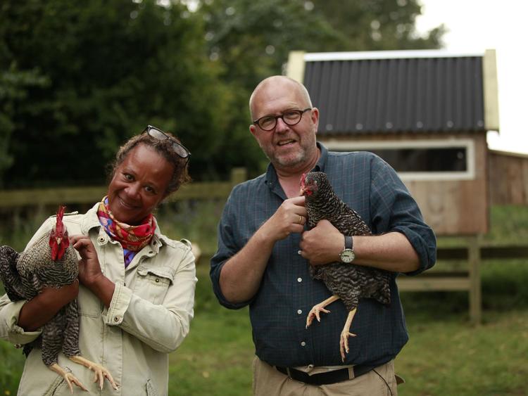 Hella Joof og Klaus Bondam i førstnævntes nye haveprogram på TV 2. 
