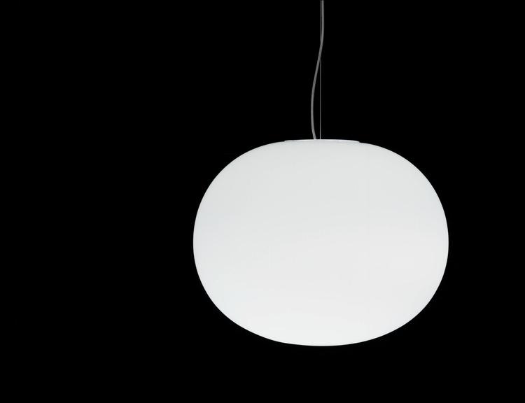 Jasper Morrisons design er så underspillet, at man ikke kan se, der står en designer bag. Den buede ledning er eneste dekoration på lampen Glo-ball.  