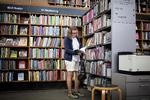 Lise Rasmussen har altid brugt biblioteket, fra bogbussen på Nordfyn til det store bibliotek på Frederiksberg, hvor hun i dag finder sine bøger. Selv om hun også læser digitale bøger på eReolen, er den fysiske bog hendes store kærlighed. 