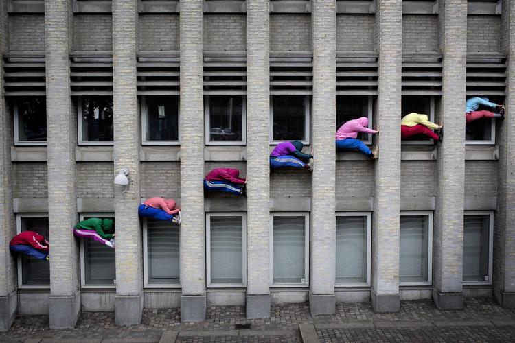 ’Bodies in Urban Spaces' er efter sigende blevet opført over 100 gange i forskellige byer. I København kiler kroppene sig ind i byrummets sprækker, mellemrum, på gesimser, mellem søjler, på en 2 en halv times vandretur fra Christianshavns Torv til midt på Nørrebro. 