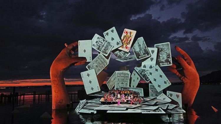 Videoprojektionerne skifter undervejs, mens mørket falder på, og minder en om, at 'Carmen’ i virkeligheden foregår i Sevilla. 