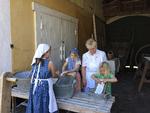 Takket være en hel flok frivillige lykkes det Amagermusset at levendegøre historien - som her hvor tre små piger får lov til at lege vaskekoner for en stund.  