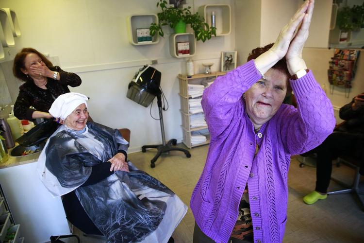 Martas frisørsalon tiltrækker skæve eksistenser, der får mere end en ny frisure med ud af døren. 