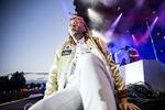Da Arcade Fire spillede på dette års Roskilde Festival, sprang forsanger Win Butler pludselig ned til alle fotograferne foran Orange Scene. Bandet har altid gjort en dyd ud af at overraske. Både på scenen og musikalsk. 