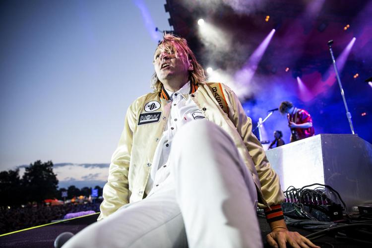 Da Arcade Fire spillede på dette års Roskilde Festival, sprang forsanger Win Butler pludselig ned til alle fotograferne foran Orange Scene. Bandet har altid gjort en dyd ud af at overraske. Både på scenen og musikalsk. 