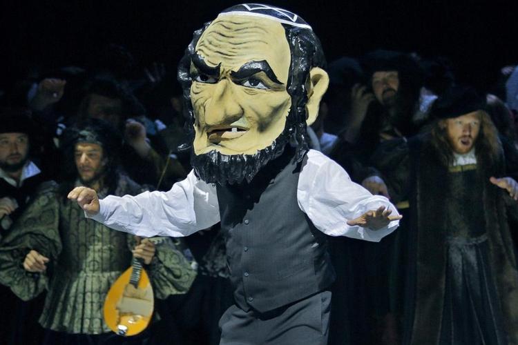 Sixtus Beckmesser er den pedantiske overdommer i mestersangernes konkurrence. Han synges af en omhyggelig Johannes Martin Kränzle, der må finde sig i at blive klædt ud som en ond, beskidt karikatur af en jøde. 