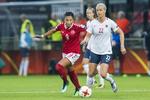 Danske Nadia Nadim i kamp mod norske Ingrid Marie Spord i den sidste kamp i den indledende gruppe ved EM. 