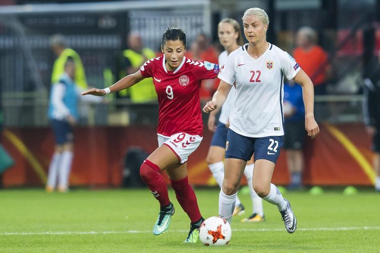 Danske Nadia Nadim i kamp mod norske Ingrid Marie Spord i den sidste kamp i den indledende gruppe ved EM. 